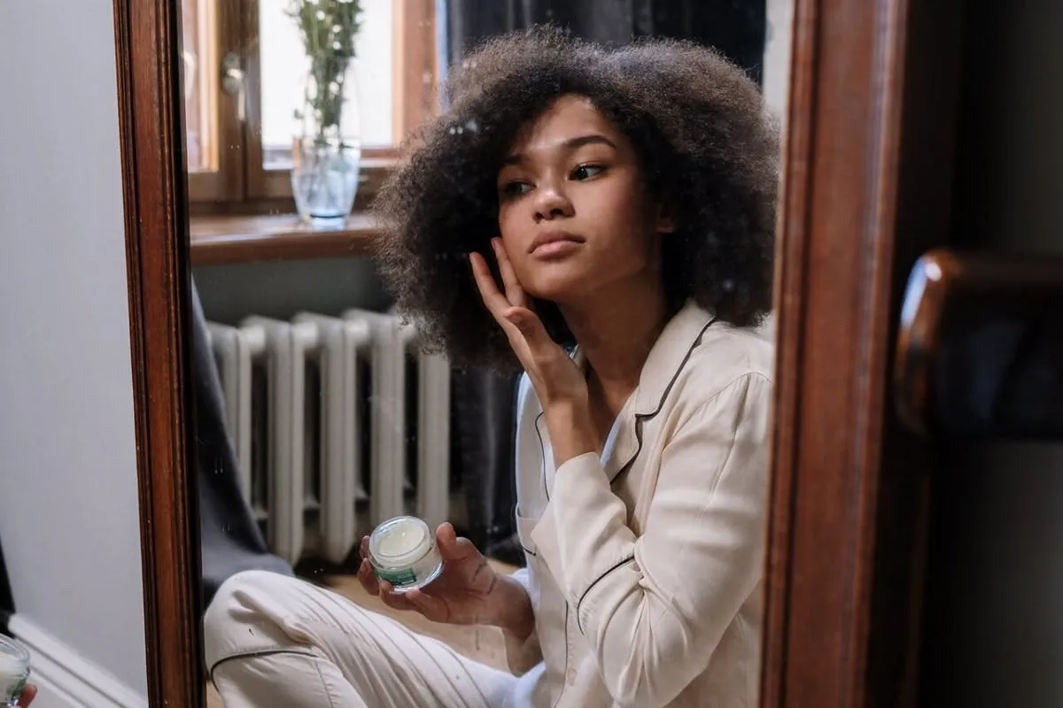 Fast skincare and make-up routine for women on the go